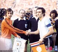 3377体育登陆-今晨意大利杯焦点战,勒沃库森官宣签约,媒体盛赞,更衣室氛围转暖